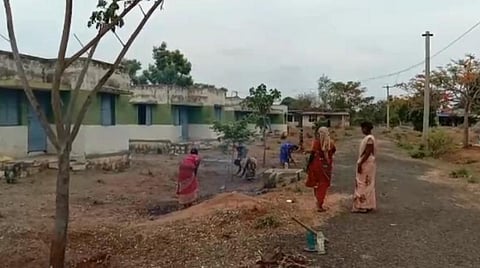 சிங்கம்புணரி அருகே கண்ணமங்கலப்பட்டி ஊராட்சி வேங்கைப்பட்டி சமத்துவபுரத்தில் முட்புதர்களைச் சுத்தப்படுத்தும் பணியாளர்கள்.