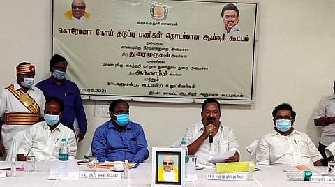 ஆய்வுக்கூட்டத்தில் அமைச்சர் ஆர்.காந்தி பேசினார். அருகில், மாவட்ட ஆட்சியர் சிவன் அருள் உட்பட பலர் உள்ளனர்.