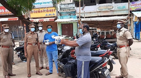 சிவகங்கை அரண்மனைவாசலில் ஊரடங்கு விதிமீறல்களை ட்ரோன் கேமரா மூலம் கண்காணிப்பதை பார்வையிட்ட எஸ்பி ராஜராஜன்.