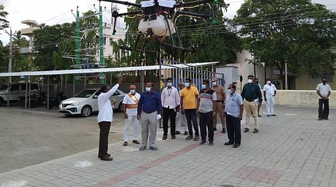 திருப்பத்தூர் ஆட்சியர் அலுவலகம் அருகே ட்ரோன் மூலம் கிருமிநாசினி தெளிக்கும் சோதனை ஓட்டத்தை ஆட்சியர் சிவன் அருள் தொடங்கி வைத்தார்.