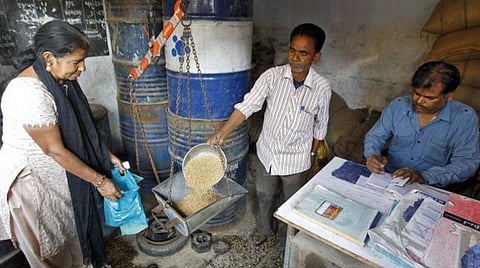 நியாயவிலைக் கடைகள் இயங்கும் நேரத்தை நீட்டிக்க வேண்டும்: மாநிலங்களுக்கு மத்திய அரசு அறிவுறுத்தல்