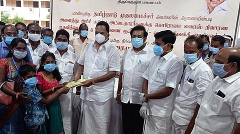 அரசுப்பள்ளி ஆசிரியை முருகம்மாள், அவரது குழந்தைகள் மதுநிஷா, ரோஹித் ஆகியோர்.