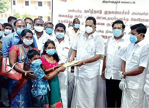 தமிழக முதலமைச்சர் கரோனா நிவாரண நிதிக்கான தொகையை அமைச்சர் ஆர்.காந்தியிடம் வழங்கிய குழந்தைகள் மதுநிஷா, ரோஹித், அவரது தாயார் முருகம்மாள்.