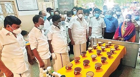 திருப்பத்தூரில் சித்தா சிறப்பு சிகிச்சை மையத்தை அமைச்சர் ஆர்.காந்தி நேற்று திறந்து வைத்தார். அருகில், ஆட்சியர் சிவன் அருள் உள்ளிட்டோர்.