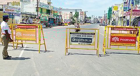 தி.மலை காந்தி சிலை முன்பு தடுப்புகளை அமைத்து கண்காணிப்பு பணியில் ஈடுபட்ட காவல் துறையினர்.