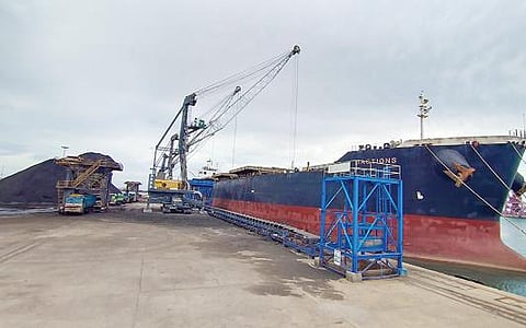 தூத்துக்குடி வஉசி துறைமுகத்துக்கு 92,935 டன் நிலக்கரியுடன் வந்த எம்.வி.பஸ்டியன்ஸ் என்ற பெரிய சரக்கு கப்பல்.