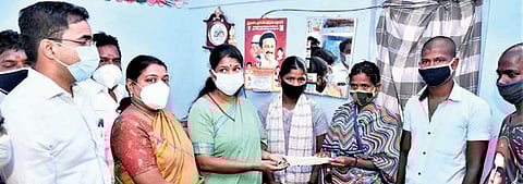 கயத்தாறு அருகே கலப்பப்பட்டியில் மின்னல் தாக்கி உயிரிழந்த மாரிமுத்து என்பவரின் குடும்பத்துக்கு பேரிடர் மேலாண்மை நிதி ரூ.4 லட்சத்துக்கான காசோலையை கனிமொழி எம்.பி. வழங்கினார். அருகில் அமைச்சர் கீதாஜீவன்.