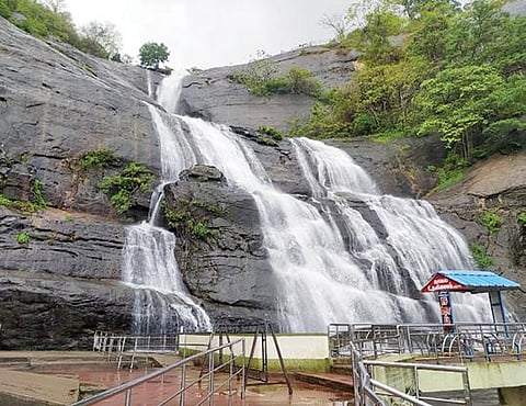 குற்றாலம் பிரதான அருவியில் நேற்று தண்ணீர் ஆர்ப்பரித்து கொட்டியது.