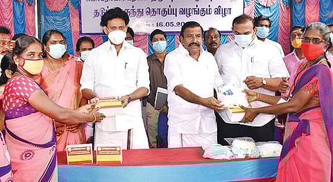 திருச்சி கருமண்டபத்தில் நேற்று நடைபெற்ற நிகழ்ச்சியில் களப் பணியாளர்களிடம் கரோனா தடுப்பு மருந்து தொகுப்பை அளிக்கும் அமைச்சர்கள் கேஎன்.நேரு, அன்பில் மகேஸ் பொய்யாமொழி. உடன், ஆட்சியர் எஸ்.திவ்யதர்ஷினி, எம்எல்ஏ எஸ்.இனிகோ இருதயராஜ் உள்ளிட்டோர்.