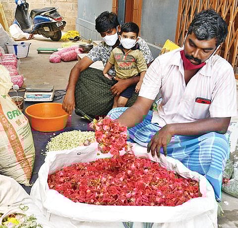 ஊரடங்கில் பூக்கடைகளை திறக்க தடை - பூக்கள் அழுகி சேதமாவதால் வேதனை :