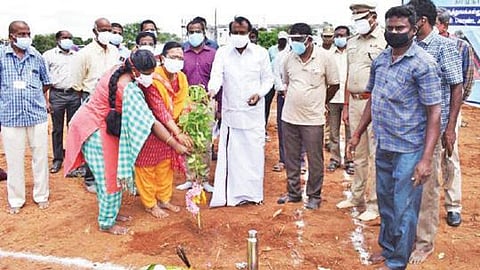 பெருந்துறை அரசு மருத்துவக்கல்லூரி மருத்துவமனையில் கூடுதல் படுக்கை வசதி மேற்கொள்வதற்கான கட்டிடப் பணிகளை பூமி பூஜையிட்டு அமைச்சர் சு.முத்துசாமி தொடங்கி வைத்தார்.