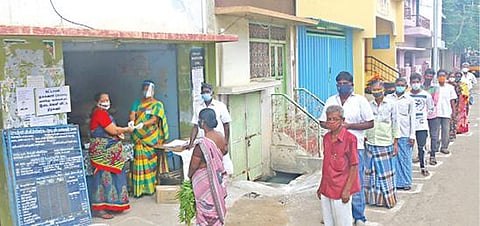 ஞாயிற்றுக் கிழமை முழு ஊரடங்கு அமலில் இருந்தபோதும் நேற்று ரேஷன் கடைகளில் அரிசி ரேஷன் கார்டுதாரர்களுக்கு கரோனா நிவாரணத் தொகை ரூ.2 ஆயிரம் வழங்கும் பணி நடந்தது. சேலம் பெரமனூர் பகுதியில் உள்ள ரேஷன் கடையில் நிவாரணத் தொகையை பெற கரோனா விதிகளை கடைபிடித்து நீண்ட வரிசையில் காத்திருந்த பொதுமக்கள்.