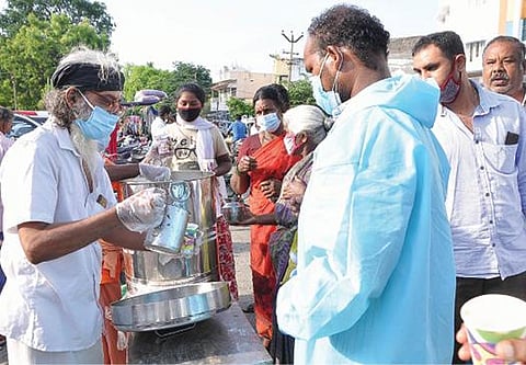 கிருஷ்ணகிரி பேருந்து நிலையம் அருகில் பொதுமக்களுக்கு மூலிகை கஞ்சி விநியோகத்தில் ஈடுபட்டுள்ள அகத்தீஸ்வரர் கோயில் நிர்வாகிகள்.