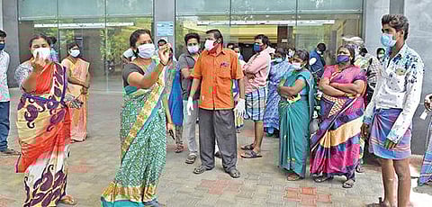 சேலம் அரசு மருத்துவமனையில் கரோனா நோயாளிகளின் உறவினர்கள் வளாகத்தை விட்டு வெளியேற வேண்டும் என நேற்று மருத்துவமனை நிர்வாகம் உத்தரவிட்டது. இதற்கு எதிர்ப்பு தெரிவித்து மருத்துவமனை ஊழியர்களிடம் வாக்குவாதத்தில் ஈடுபட்ட நோயாளிகளின் உறவினர்கள். படம்: எஸ். குரு பிரசாத்