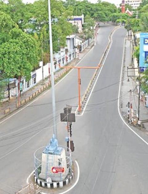 முழு ஊரடங்கு காரணமாக ஈரோடு பேருந்து நிலையம் மற்றும் மேட்டூர் சாலை வாகனப்போக்குவரத்தின்றி வெறிச்சோடிக் காணப்படுகிறது. அடுத்த படம் : எப்போதும் பரபரப்பாக இருக்கும் சேலம் திருவள்ளுவர் சிலை சாலை நேற்று முழு ஊரடங்கு காரணமாக மக்கள் மற்றும் வாகனங்கள் இன்றி வெறிச்சோடி இருந்தது.
