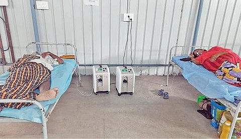 கோவை அரசு மருத்துவமனையில் அமைக்கப்பட்டுள்ள பிரத்தியேக வார்டில் ஆக்சிஜன் கான்சன்ட்ரேட்டர் கருவி மூலம் கரோனா தொற்றாளர்களுக்கு அளிக்கப் படும் ஆக்சிஜன்.