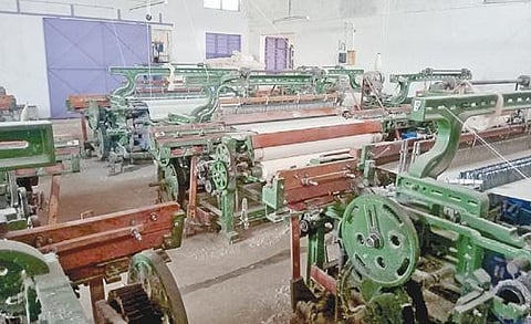 கோவை மாவட்டம் சூலூரில் இயங்காமல் உள்ள விசைத்தறி கூடம். (கோப்பு படம்).