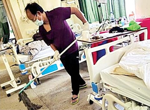 மிசோரமில் கரோனாவுக்கு சிகிச்சை பெற்று வரும் நிலையில் மருத்துவமனை தரையை சுத்தம் செய்த அமைச்சர்