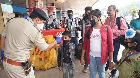 கரோனா பரவலை தடுக்க மத்திய அரசு நடவடிக்கை; கிராமங்கள், புறநகர் பகுதிகளுக்கான வழிகாட்டு விதிமுறைகள் வெளியீடு