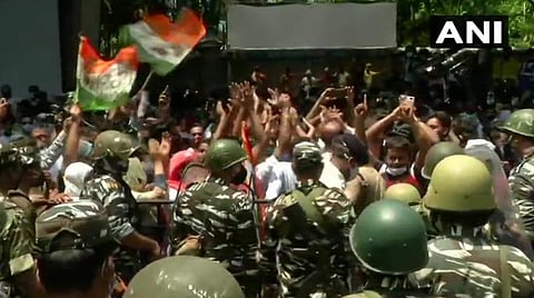 கொல்கத்தா சிபிஐ அலுவலகம் முன் திரண்ட திரிணமூல் காங்கிரஸ் தொண்டர்கள்| படம்: ஏஎன்ஐ.