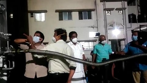 ஆக்சிஜன் வர கால தாமதம்; மதுரையில் நேரடியாக களத்தில் இறங்கிய அமைச்சர் மூர்த்தி, எம்.பி. வெங்கடேசன்