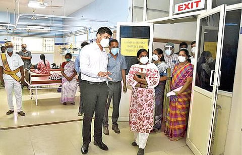 தி.மலை அரசு மருத்துவ கல்லூரி மருத்துவமனையில் ஆய்வு செய்த மாவட்ட கண்காணிப்பு அலுவலர் லட்சுமி பிரியா. அருகில், ஆட்சியர் சந்தீப் நந்தூரி உள்ளிட்டோர்.