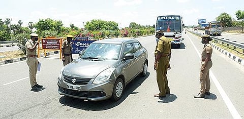 வேலூர்-ராணிப்பேட்டை மாவட்ட எல்லையான பிள்ளையார் குப்பம் பகுதியில் வாகனங்களில் வருபவர்கள் இ-பதிவு செய்துள்ளார்களா? என காவல்துறையினர் சோதனை செய்து மாவட்ட எல்லைக்குள் அனுமதித்து வருகின்றனர். படம்: வி.எம்.மணிநாதன்.