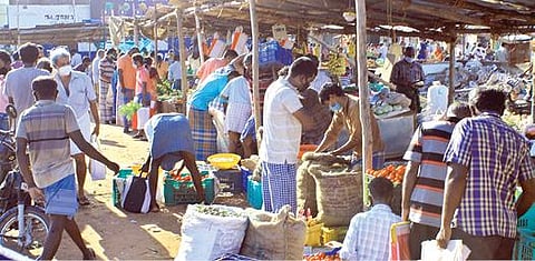 பாளையங்கோட்டையில் பழைய காவலர் குடியிருப்பு வளாக மைதானத்தில் செயல்படும் தற்காலிக சந்தையில் சமூகஇடைவெளியின்றி பலர் திரண்டதால் கரோனா அச்சம் நிலவியது. படம்: மு.லெட்சுமி அருண்.