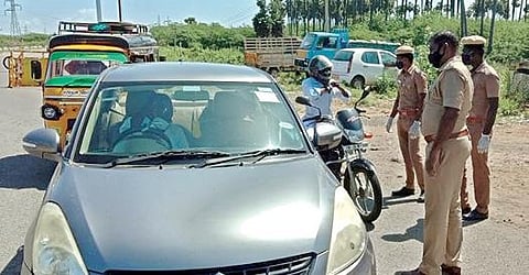 கங்கைகொண்டான் சோதனைச்சாவடியில் வாகனங்களை சோதனை செய்த போலீஸார். படம்: மு.லெட்சுமி அருண்.