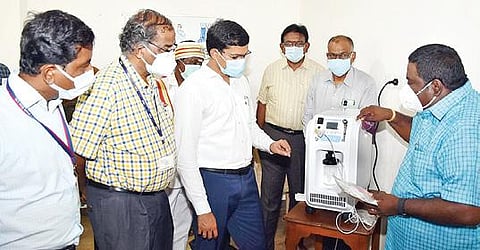 தஞ்சாவூர் மருத்துவக் கல்லூரியில் நேற்று ஆக்சிஜன் செறிவூட்டல் கருவியின் செயல்பாட்டை பரிசோதித்து பார்க்கிறார் ஆட்சியர் ம.கோவிந்தராவ்.