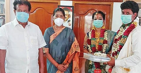 விழுப்புரத்தில் அமைச்சர் பொன்முடியிடம் கரோனா நிவாரண நிதி வழங்கிய மணமக்கள்.