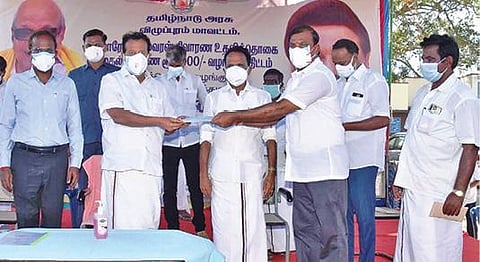 விழுப்புரம் அருகே கெடார் கிராமத்தில் நடந்த நிகழ்ச்சியில் உயர்கல்வித்துறை அமைச்சர் பொன்முடியிடம் கரோனா நிவாரண நிதி வழங்கப்படுகிறது.