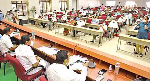 கரோனா தொற்று தடுப்பு நடவடிக்கைகள் தொடர்பாக தனியார் மருத்துவமனை மருத்துவர்கள் மற்றும் நிர்வாகிகள் பங்கேற்ற ஆலோசனைக் கூட்டம் சேலம் ஆட்சியர் அலுவலகத்தில் நடந்தது. இதில், அமைச்சர் செந்தில் பாலாஜி பேசினார். உடன் ஆட்சியர் ராமன் ,எம்பி பார்த்திபன், எம்எல்ஏ ராஜேந்திரன் உள்ளிட்டோர்.படம்: எஸ். குரு பிரசாத்