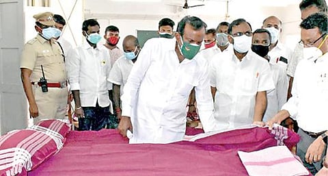 ஈரோடு பிராமண பெரிய அக்ரஹாரம், கிறிஸ்துஜோதி மெட்ரிக் மேல்நிலைப்பள்ளியில் அமைக்கப்பட்டுள்ள கரோனா சிகிச்சை மையத்தை வீட்டுவசதித்துறை அமைச்சர் சு.முத்துசாமி பார்வையிட்டார்.