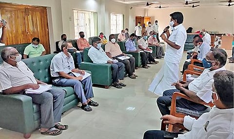 கோடைகால குடிநீர் பிரச்சினைகளை தீர்ப்பது தொடர்பாக திருச்செங்கோடு நகராட்சி அலுவலகத்தில் நடைபெற்ற ஆலோசனைக் கூட்டத்தில் சட்டப்பேரவை உறுப்பினர் ஈ.ஆர்.ஈஸ்வரன் பேசினார்.