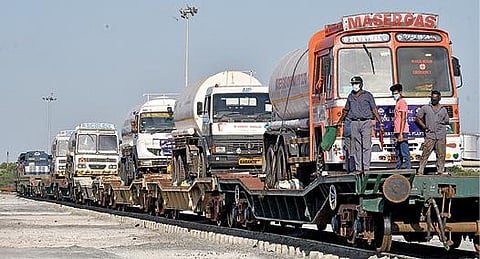 ஒடிசாவில் இருந்து தூத்துக்குடி மீளவிட்டான் ரயில் நிலையத்துக்கு ‘ஆக்சிஜன் எக்ஸ்பிரஸ்’ ரயிலில் வந்த திரவ ஆக்சிஜன் டேங்கர் லாரிகள். படம்: என்.ராஜேஷ்