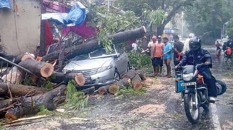 குஜராத்தில் கரையை கடந்தது ‘டவ் தே’ புயல்: கடலோர பகுதிகளில் இருந்து 2 லட்சம் பேர் வெளியேற்றம்