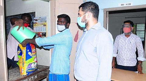 வடமட்டம் அரசு நடுநிலைப் பள்ளியில் இலவச அரிசி வழங்கும் பணியைப் பார்வையிட்ட காரைக்கால் மாவட்ட ஆட்சியர் அர்ஜுன் சர்மா.