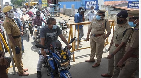 வேலூர் செல்லியம்மன் கோயில் எதிரில் நடைபெற்ற வாகனத் தணிக்கையை ஆய்வு செய்த டிஐஜி காமினி.