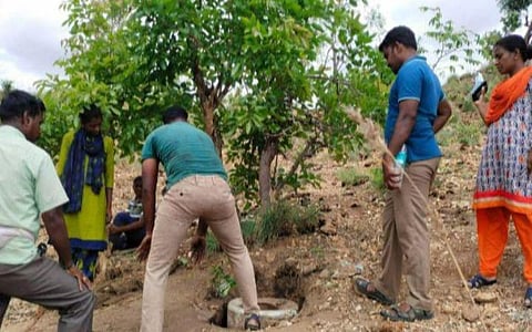 தமிழக - ஆந்திர எல்லையான மாதகடப்பா பகுதியில் சாராய ஊறல்களை போலீஸார் அழித்தனர்.