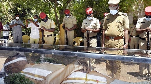 எழுத்தாளர் கி.ரா. உடலுக்கு புதுச்சேரி அரசுத் தரப்பில் நடந்த காவல்துறை மரியாதை. | படம்: எம்.சாம்ராஜ்