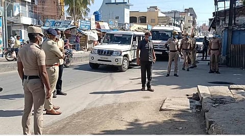 திருப்பத்தூர் ஜின்னா ரோட்டில் எஸ்.பி. விஜயகுமார் ஆய்வு மேற்கொண்டார்.