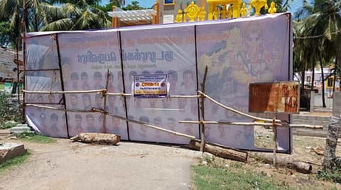 நெக்குந்தி கிராமத்துக்குச் செல்லும் பிரதான சாலை தடுப்புகளால் மூடப்பட்டுள்ளது.