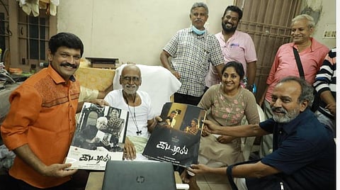 ‘கட்டில்’ படத்தின் முதல் பார்வைகளை கி.ரா.வெளியிட்டபோது...