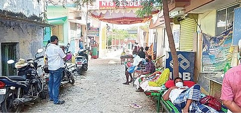 ஆரணியில் தனியார் கிளினிக் முன்பு மரத்தடியில் கரோனா நோயாளிகளுக்கு சிகிச்சை அளிக்கப்படுகிறது.