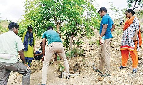 வாணியம்பாடி அடுத்த ஆந்திர மாநில எல்லையான மாதகடப்பா பகுதியில் சாராய ஊறல்களை அழித்த மதுவிலக்கு தடுப்புப்பிரிவு காவல் துறையினர்.