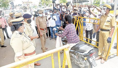 வேலூர் புதிய பேருந்து நிலையம் அருகே நடைபெற்ற வாகன சோதனையை ஆய்வு செய்த வேலூர் சரக டிஜஜி காமினி.படம்: வி.எம்.மணிநாதன்.