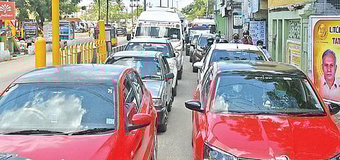 கரோனா பற்றிய விழிப்பும் இல்லை, ஊரடங்கின் முக்கியம் பற்றிய தெளிவும் இல்லை. தூத்துக்குடியில் வழக்கம்போல வலம் வந்த வாகனங்களால் போக்குவரத்து நெரிசல் ஏற்பட, அவசரமாக செல்ல வேண்டிய ஆம்புலன்ஸ் ஒன்று நோயாளியுடன் காத்திருக்கிறது. அடுத்தவர்கள் தானே என்ற அலட்சியம் இருக்கும்வரை கரோனா கலங்கடித்துக்கொண்டே தான் இருக்கும். படம்: என்.ராஜேஷ்