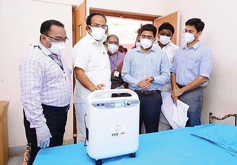 முக்கூடலில் கரோனா சிகிச்சை மையத்தை தொடங்கி வைத்து பார்வையிடுகிறார் அமைச்சர் தங்கம் தென்னரசு