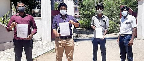 உணவில் விஷம் கலந்து வைத்து தெரு நாய்களை கொல்வோர் மீது கடும் நடவடிக்கை எடுக்க வேண்டும் என்று வலியுறுத்தி மாவட்ட காவல்துறை கண்காணிப்பாளர் அலுவலகத்தில் விலங்குநல ஆர்வலர்கள் மனு அளித்தனர்.